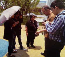 拜石與客戶討論工程